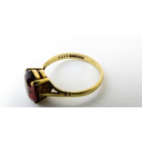 622 - A 9ct gold ring set with central garnet. Ring size approx. M