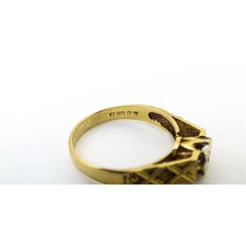 625 - A 9ct gold ring set with an illusion set diamond with engraved detail to shoulders. Ring size approx... 