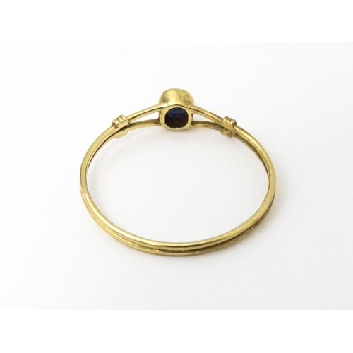 638 - A 9ct gold ring set with central spinel. Ring size approx. L