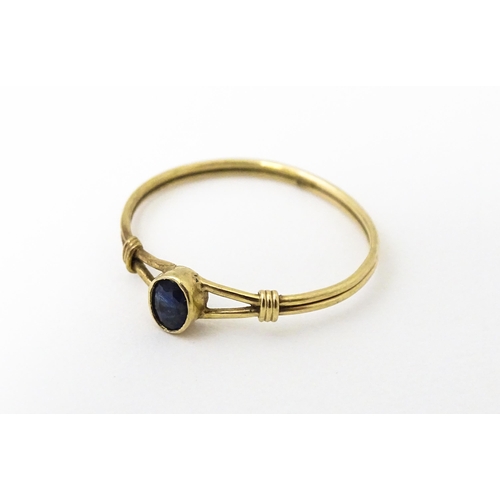 638 - A 9ct gold ring set with central spinel. Ring size approx. L