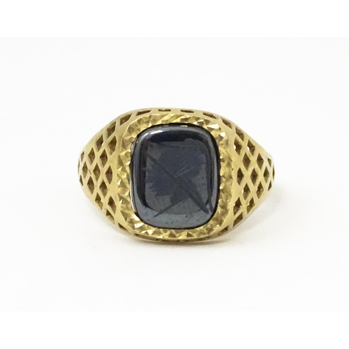 644 - A 9ct gold gentleman's intaglio ring set. Ring size approx. T 1/2