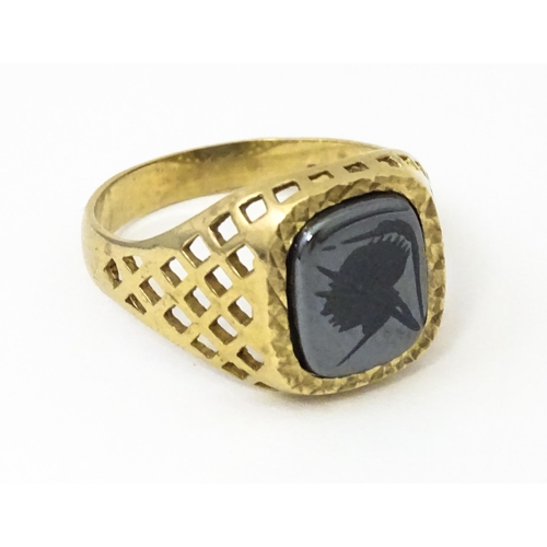 644 - A 9ct gold gentleman's intaglio ring set. Ring size approx. T 1/2