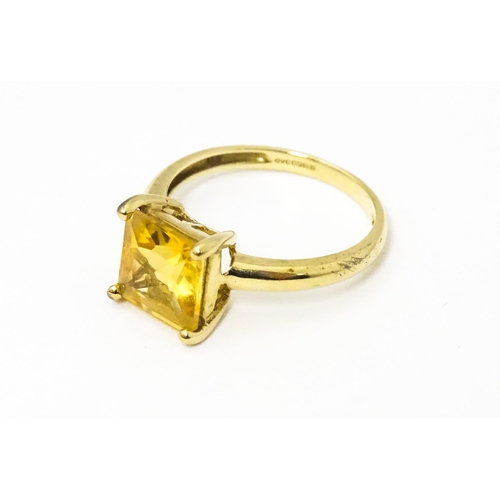 661 - A 9ct gold ring set with central citrine. Ring size approx. M 1/2.