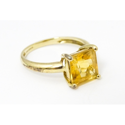 661 - A 9ct gold ring set with central citrine. Ring size approx. M 1/2.