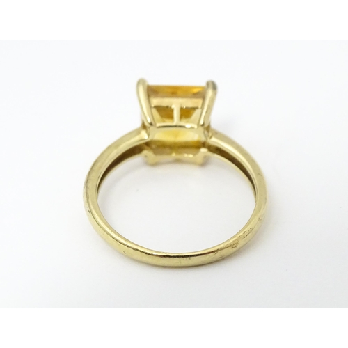 661 - A 9ct gold ring set with central citrine. Ring size approx. M 1/2.