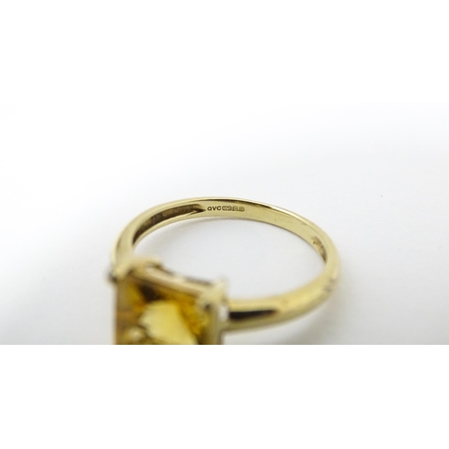 661 - A 9ct gold ring set with central citrine. Ring size approx. M 1/2.