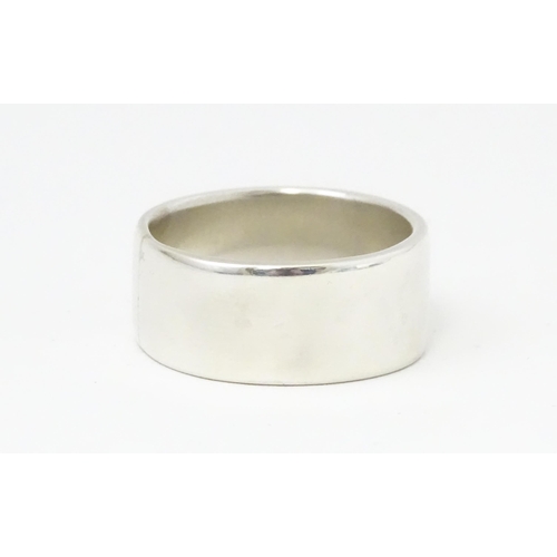 664 - A large gentleman's silver ring hallmarked Sheffield 1971.  Diameter approx 1 1/8