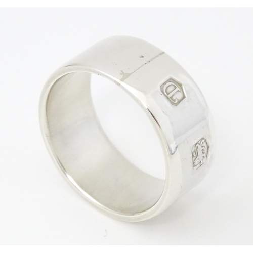 664 - A large gentleman's silver ring hallmarked Sheffield 1971.  Diameter approx 1 1/8