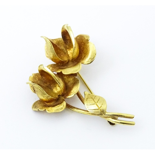 681 - A 9ct gold brooch of floral form. Approx 1 1/2