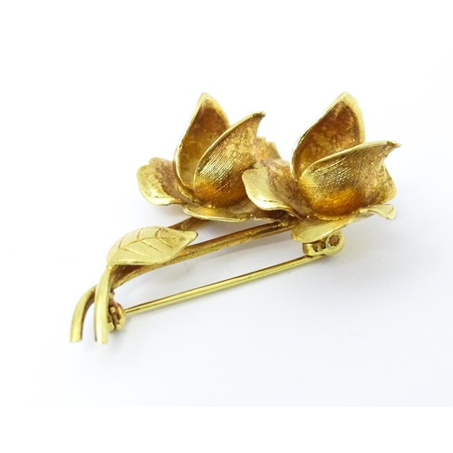 681 - A 9ct gold brooch of floral form. Approx 1 1/2