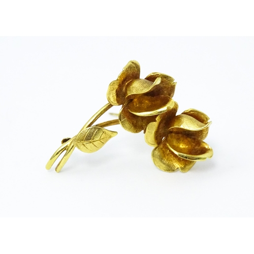 681 - A 9ct gold brooch of floral form. Approx 1 1/2