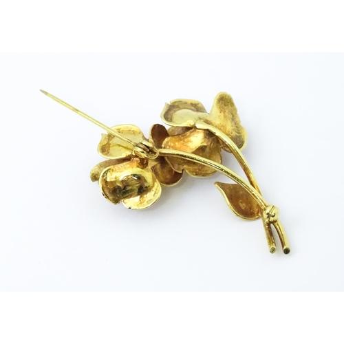 681 - A 9ct gold brooch of floral form. Approx 1 1/2