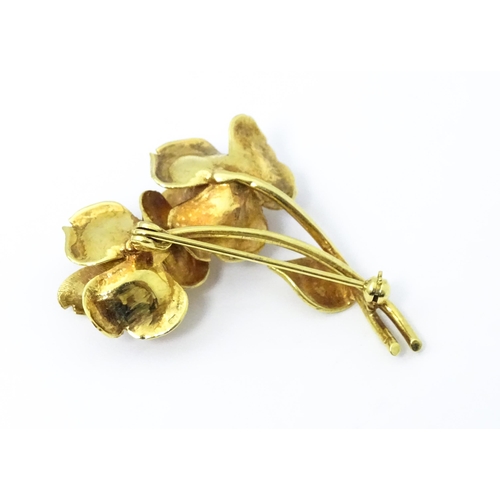 681 - A 9ct gold brooch of floral form. Approx 1 1/2