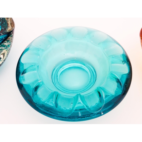 272 - Murano glass: Three glass dishes / bowls, two having bullicante style decoration. The largest approx... 