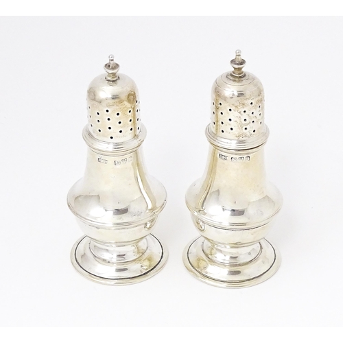 334 - A pair of silver pepperettes hallmarked Chester 1919, maker Stokes & Ireland Ltd. Approx. 3 3/4