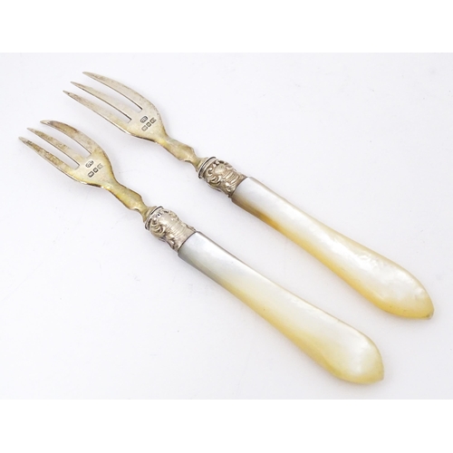 345 - A tea silver spoon Sheffield 1930 maker Fenton Brothers Ltd, together with a pair of silver pastry f... 