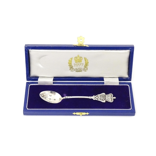 349 - A silver Jubilee spoon hallmarked Sheffield 1977 maker Barrowclift Silvercraft, cased. Spoon approx.... 
