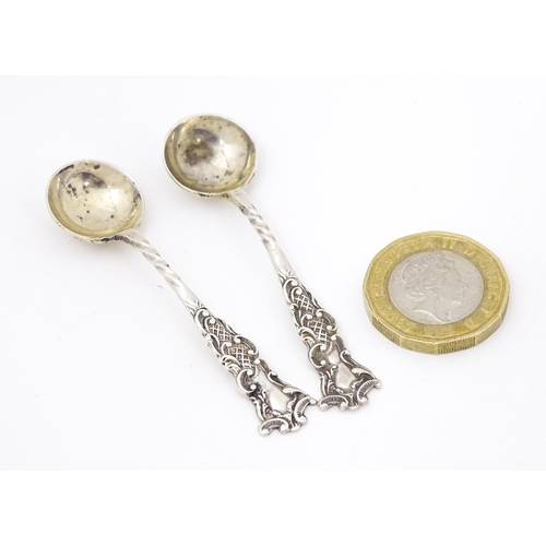 368 - A pair of silver salt spoons. Hallmarked Birmingham 1906 maker Arthur Willmore Pennington. Approx 2 ... 