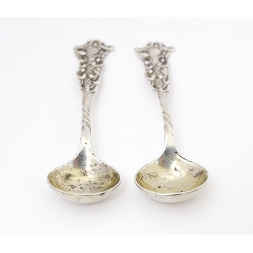 368 - A pair of silver salt spoons. Hallmarked Birmingham 1906 maker Arthur Willmore Pennington. Approx 2 ... 