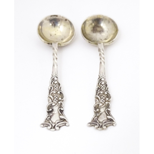 368 - A pair of silver salt spoons. Hallmarked Birmingham 1906 maker Arthur Willmore Pennington. Approx 2 ... 