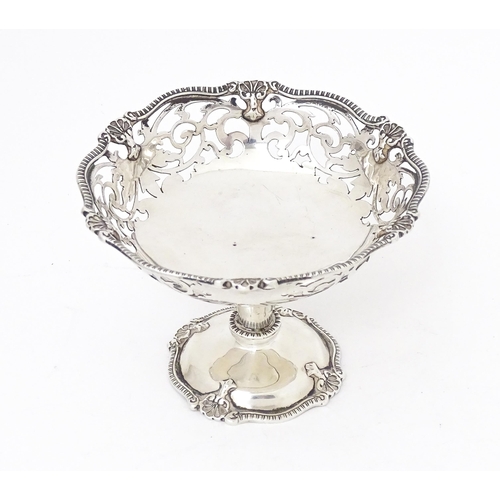 379 - A pedestal bon bon dish. Hallmarked London 1918 maker Mappin & Webb Ltd . Approx 2 3/4