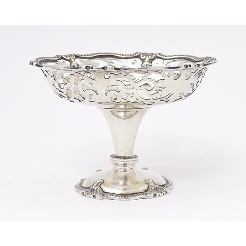 379 - A pedestal bon bon dish. Hallmarked London 1918 maker Mappin & Webb Ltd . Approx 2 3/4