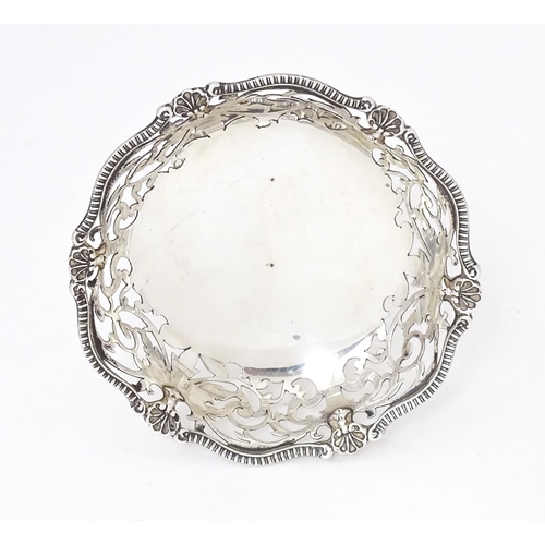 379 - A pedestal bon bon dish. Hallmarked London 1918 maker Mappin & Webb Ltd . Approx 2 3/4