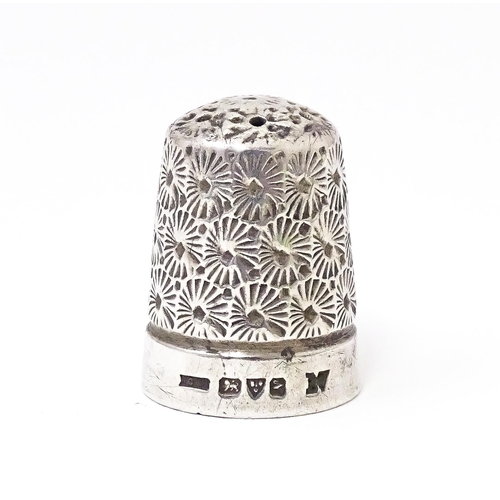 401 - A silver thimble hallmarked Chester 1913 maker Henry Griffith & Sons Ltd