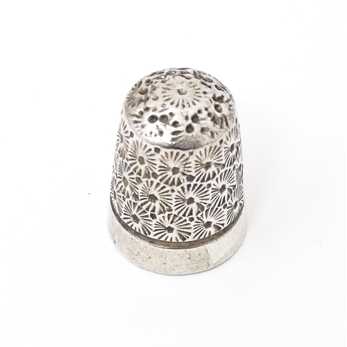 401 - A silver thimble hallmarked Chester 1913 maker Henry Griffith & Sons Ltd