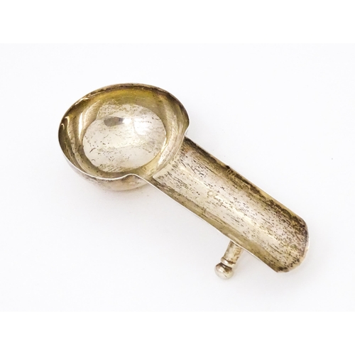 403 - A silver cigar holder, hallmarked Birmingham 1902 maker Henry Matthews. Approx 3 3/4