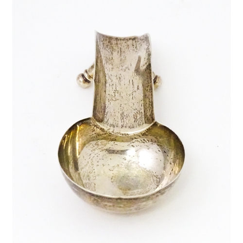 403 - A silver cigar holder, hallmarked Birmingham 1902 maker Henry Matthews. Approx 3 3/4