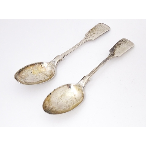 431 - A pair of silver Fiddle pattern teaspoons hallmarked Sheffield 1909, maker William Gallimore & Sons.... 