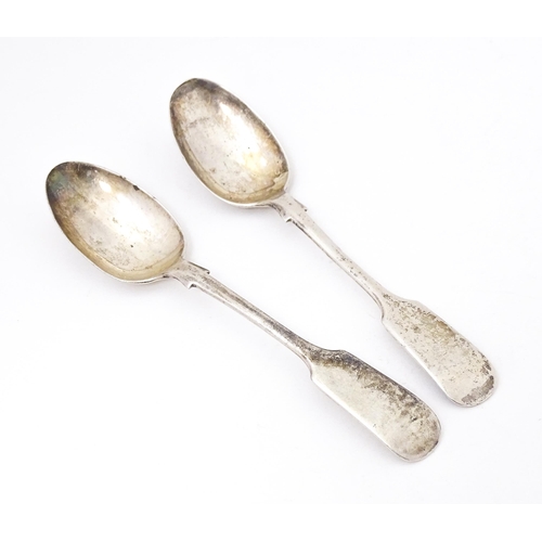 431 - A pair of silver Fiddle pattern teaspoons hallmarked Sheffield 1909, maker William Gallimore & Sons.... 