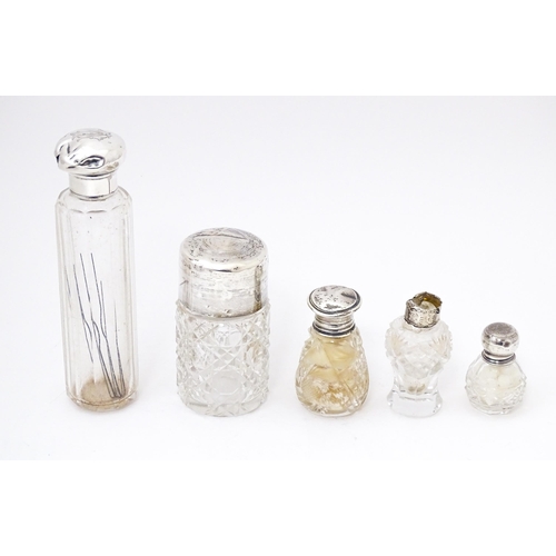 435 - Five assorted glass dressing table jars / scent / perfume bottles with silver mounts. Largest approx... 