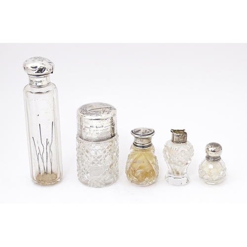 435 - Five assorted glass dressing table jars / scent / perfume bottles with silver mounts. Largest approx... 