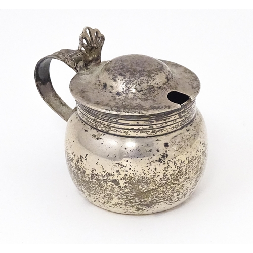 459 - An Irish silver mustard pot hallmarked Dublin 1916 maker Wakely & Wheeler. Approx 2 1/2