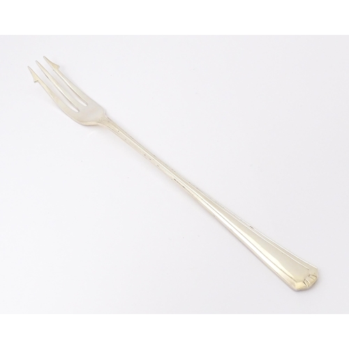 464 - A silver pickle fork hallmarked Sheffield 1977, maker Francis Howard. Approx. 7 1/2