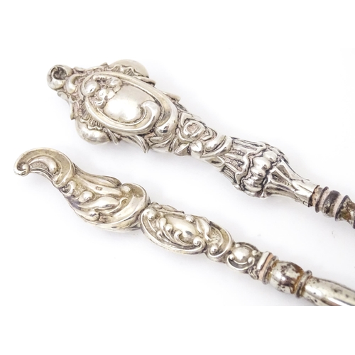 492 - Two silver handled button hooks. One hallmarked Birmingham 1901 maker William Devenport. Approx 6 1/... 