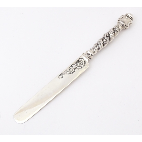 571 - A Victorian silver knife , with hallmarked handle and blade, London 1867 maker Francis Higgins II. 7... 