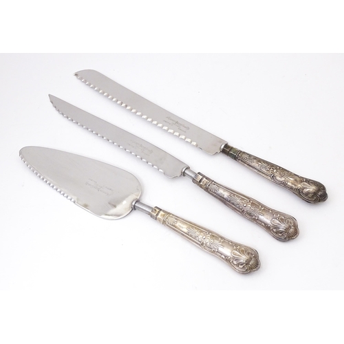 585 - A boxed set of three silver handled items comprising, pie server, cake knife and a bread knife. Hall... 