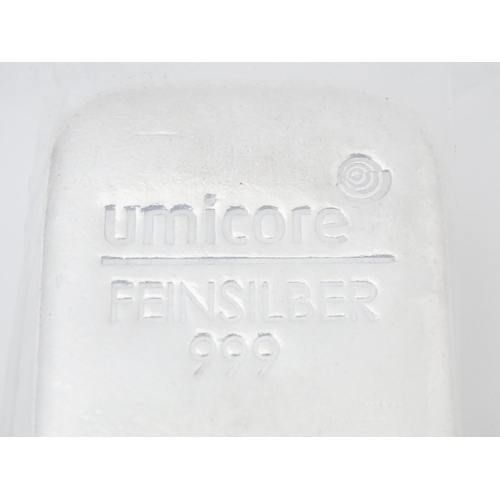 810 - A Umicore 1000g / 1kg Feinsilber .999 silver bar numbered 563362 3 3/4