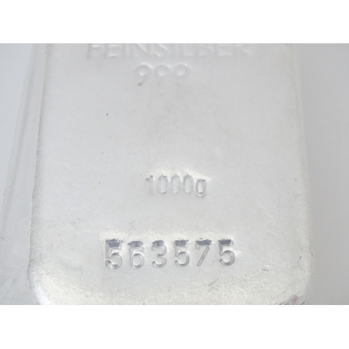 810 - A Umicore 1000g / 1kg Feinsilber .999 silver bar numbered 563362 3 3/4