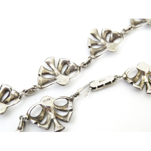 719 - A silver necklace with marcasite detail Approx 16