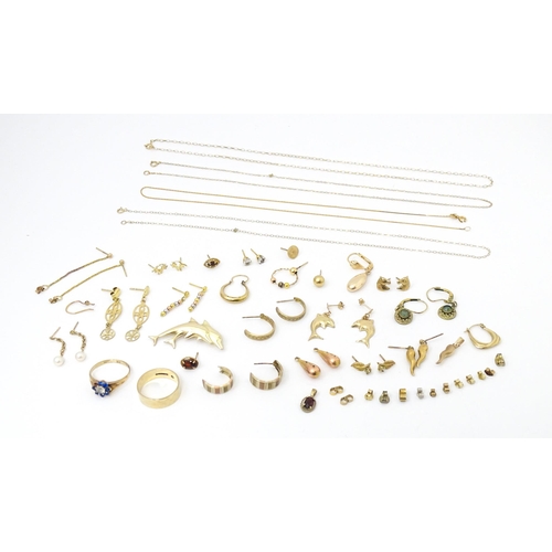 725 - A quantity of scrap jewellery to include 9ct, yellow metal and silver. Including a 9ct gold ring.