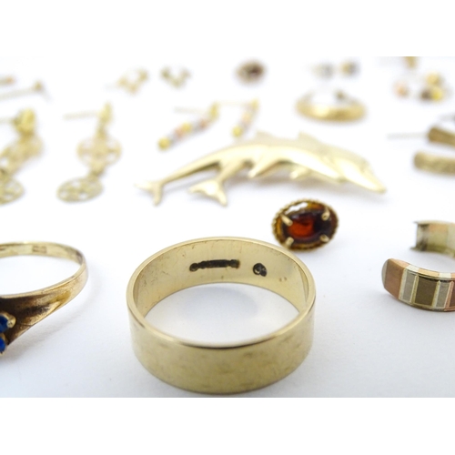 725 - A quantity of scrap jewellery to include 9ct, yellow metal and silver. Including a 9ct gold ring.