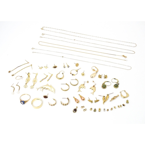 725 - A quantity of scrap jewellery to include 9ct, yellow metal and silver. Including a 9ct gold ring.