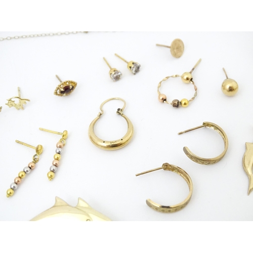 725 - A quantity of scrap jewellery to include 9ct, yellow metal and silver. Including a 9ct gold ring.