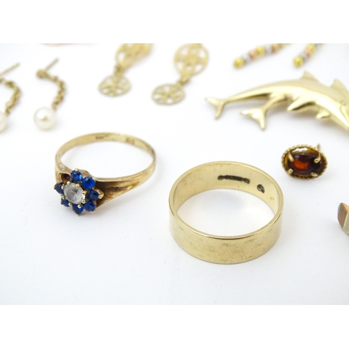 725 - A quantity of scrap jewellery to include 9ct, yellow metal and silver. Including a 9ct gold ring.