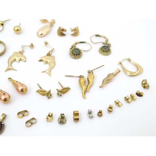 725 - A quantity of scrap jewellery to include 9ct, yellow metal and silver. Including a 9ct gold ring.