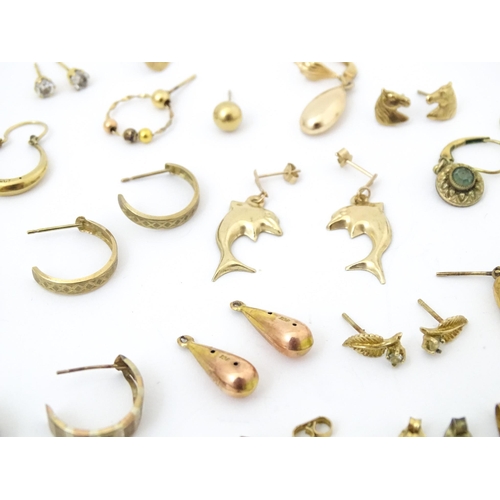 725 - A quantity of scrap jewellery to include 9ct, yellow metal and silver. Including a 9ct gold ring.